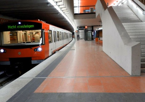 FABRINO Color Coats rot Betonwerkstein  U-Bahnhof
