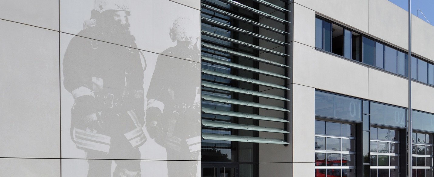 FABRINO Fotobeton Feuerwehrmann Betonelement Fassade