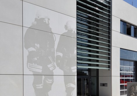 FABRINO Fotobeton Feuerwehrmann Betonelement Fassade