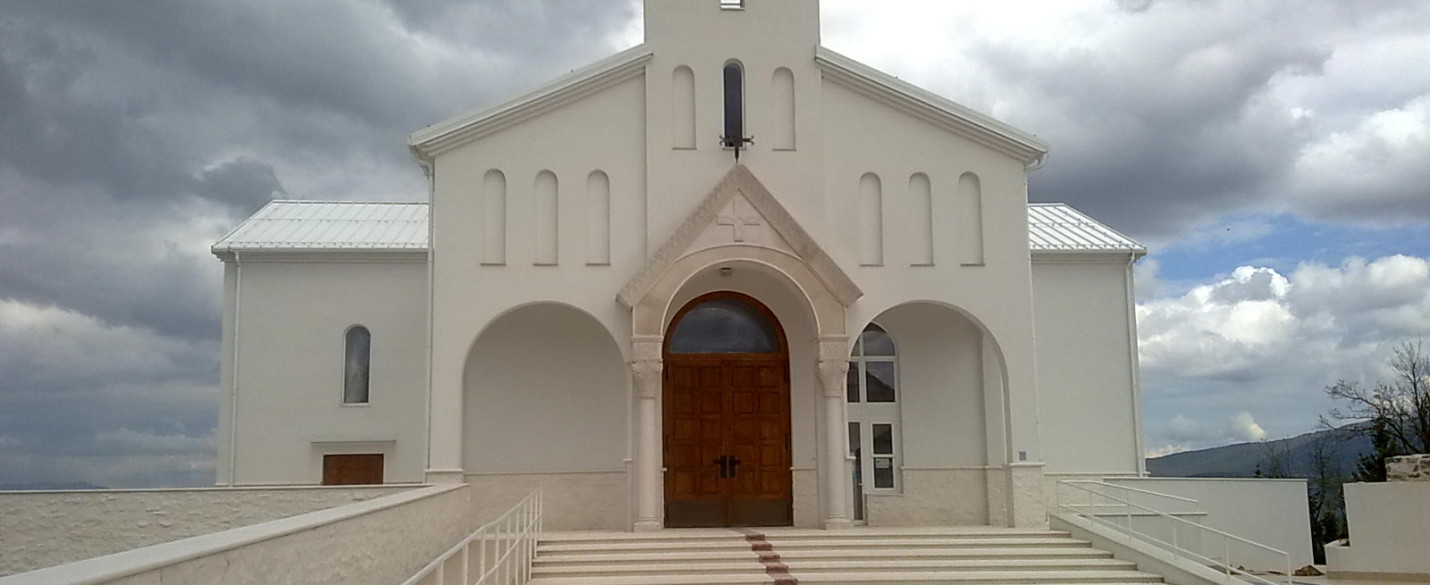 FABRINO Heratol Fußweg vor Kirche mit Waschbetonoberfläche 1