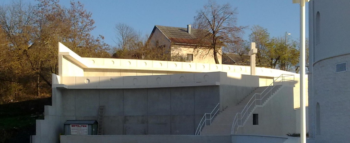 FABRINO Heratol Fußweg vor Kirche mit Waschbetonoberfläche 4