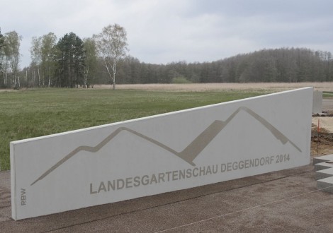 FABRINO Logobeton Schriftzug und Logo auf Betonfertigteil GaLA-Element Landesgartenschau