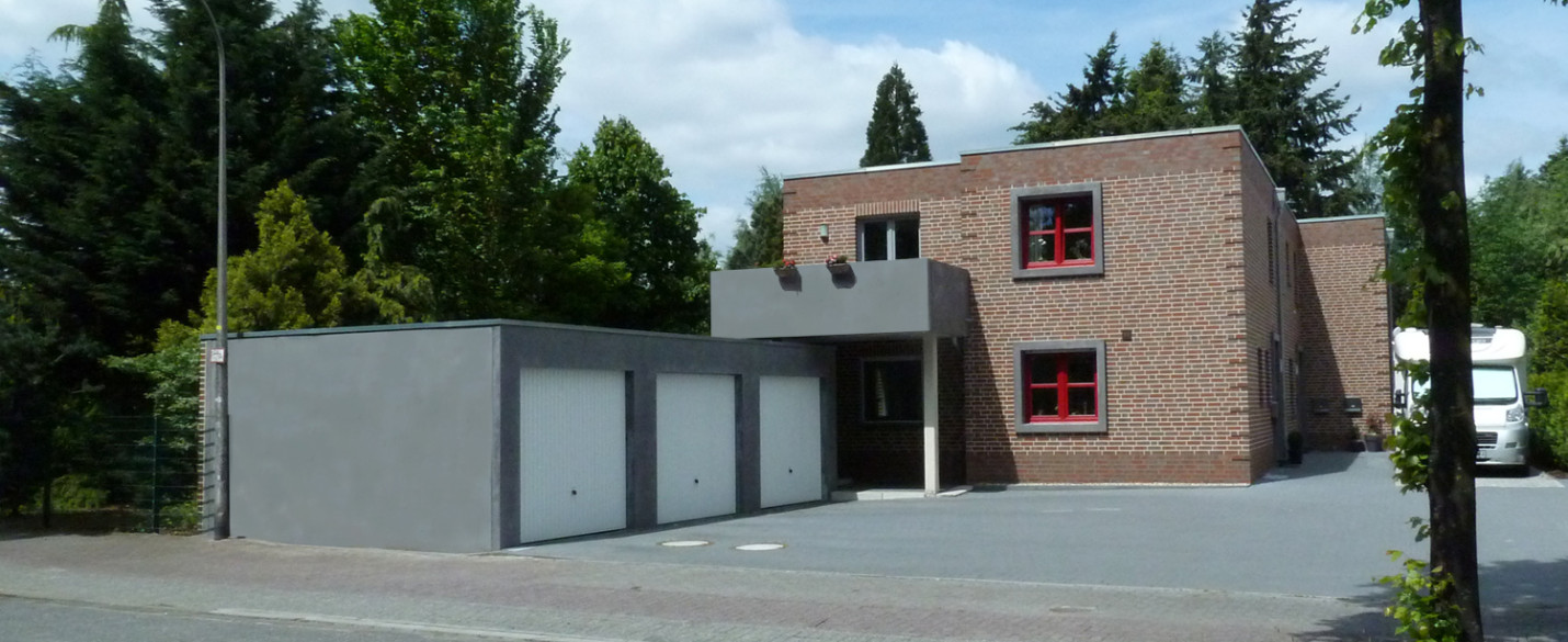 FABRINO REBOxid Betonfarbe schwarz Mehrfamilenhaus