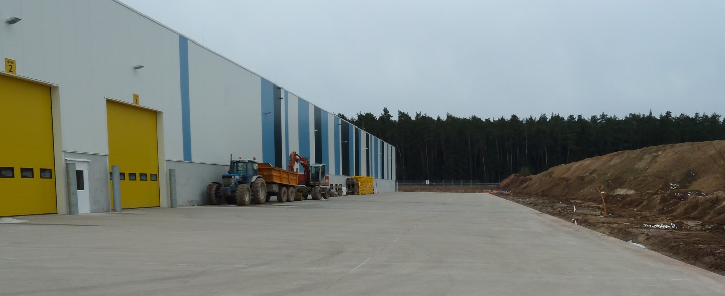 Betonaußenfläche mit High Grade Laderampe (1)