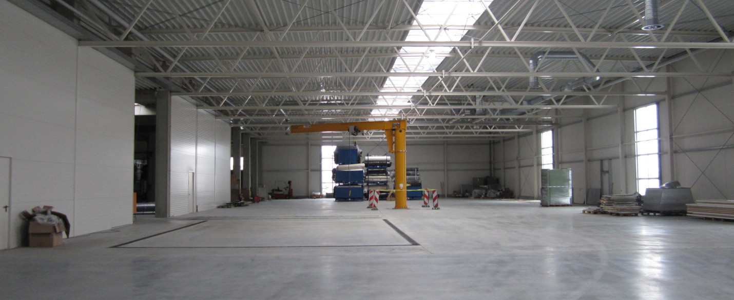 FABRINO High Grade Industrieboden Produktionshalle mit Kunststoffaserbewehrung keine Korrosionflecken an Betonoberfläche