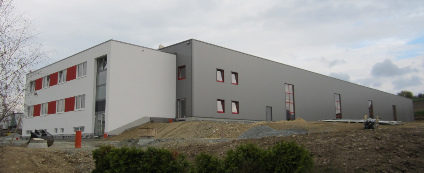 FABRINO High Grade Industrieboden Produktionshalle mit Kunststoffaserbewehrung keine Korrosionflecken an Betonoberfläche 3